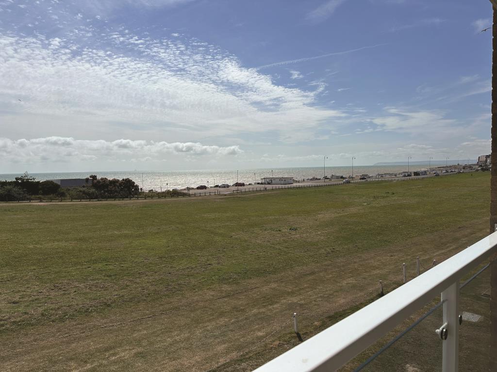 Lot: 50 - FIRST FLOOR FLAT WITH SEA VIEWS AND GARAGE - View from Balcony